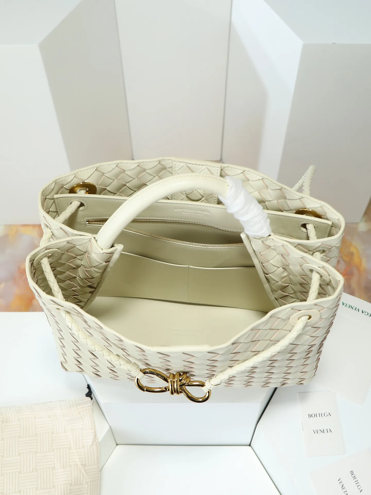 1550. Andiamo is shipping‼ ️Really popular🔥The new Andiamo woven handbag launched by Bottega Veneta this season is really popular all over the world! ! Celebrities at home and abroad have worn it, and Oscar-winning actress Michelle Yeoh has taken it out on the street. Song Jia, Trai Yala, Yu Feihong, Sanji Ayaka, Rosie Hunting-Whiteley, Yoshioka Riho, etc. have all worn this bag. It is classic and versatile and shows off your temperament, and the bag capacity is also large, which is very convenient for daily commuting! ! A variety of carrying methods, the shoulder straps can be adjusted by yourself, the original lambskin feels soft and delicate, and the unisex style breaks gender boundaries and brings a more practical and longer-lasting use experience. Andiamo, which has both elegant and casual styles, perfectly interprets the true appearance of "fashionable old money style". Style number: 766016 Size: 32*24*12